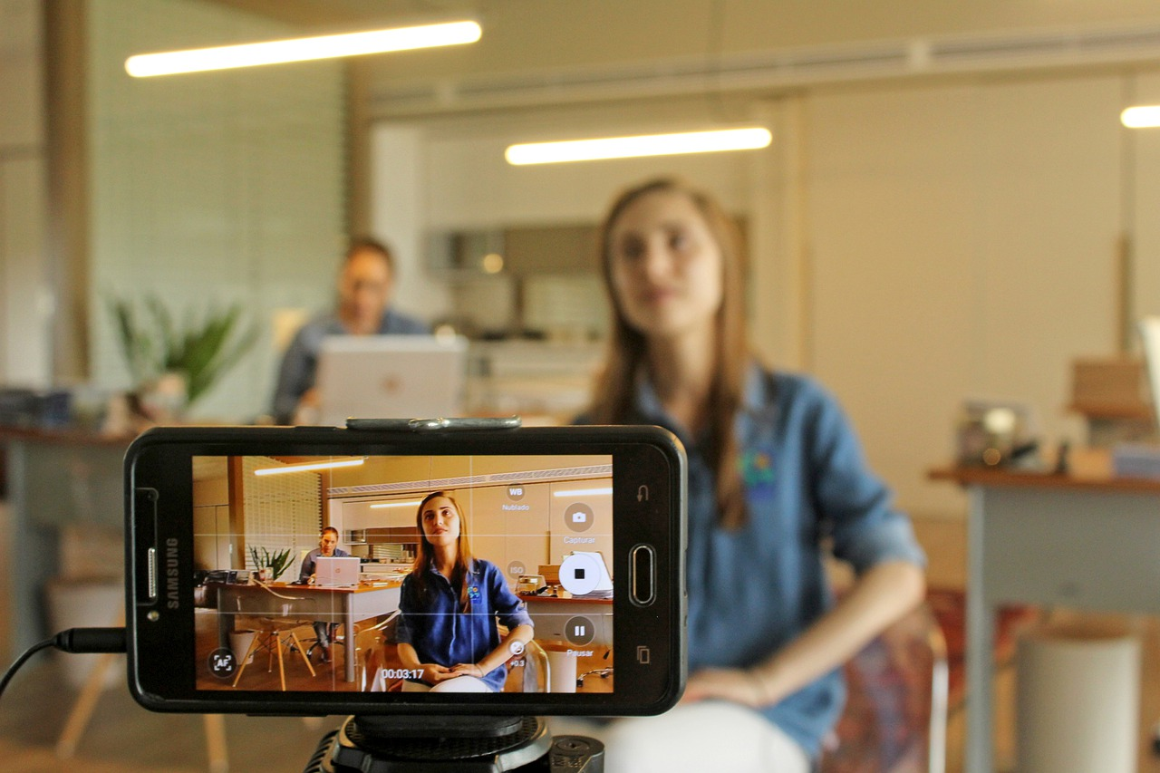 Shooting a video with the simplest smartphone Shooting a video with the simplest smartphone